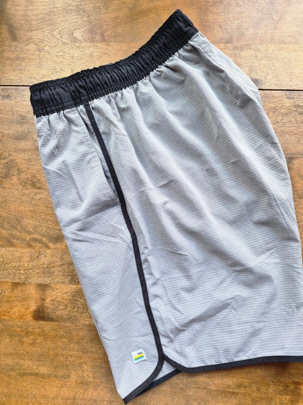 Vuori Mens Lg Banks Short Grey Stripe Athletic Gym Board Shorts Swim